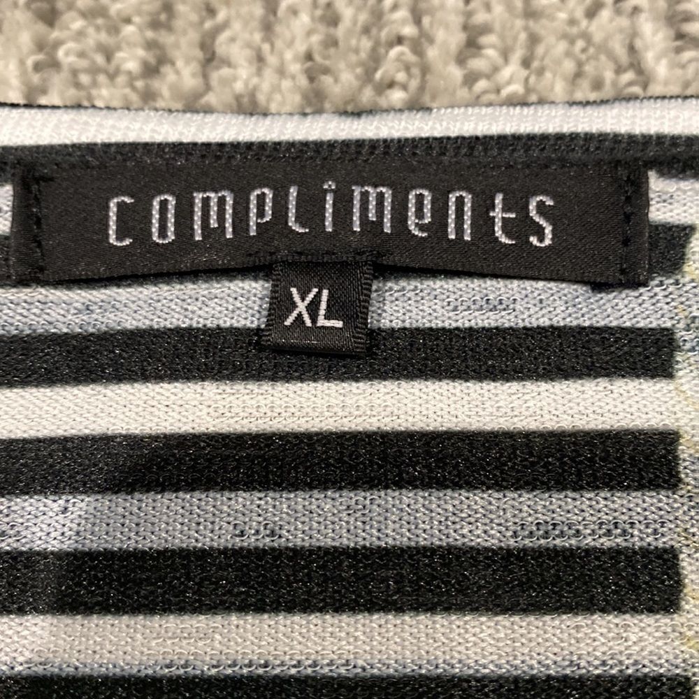 Compliments top  - Picture 2 of 3